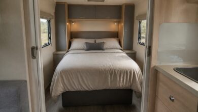 Separater Schlafbereich im Hobby Prestige 650 UFf mit beidseitig zugänglichem Queensbett