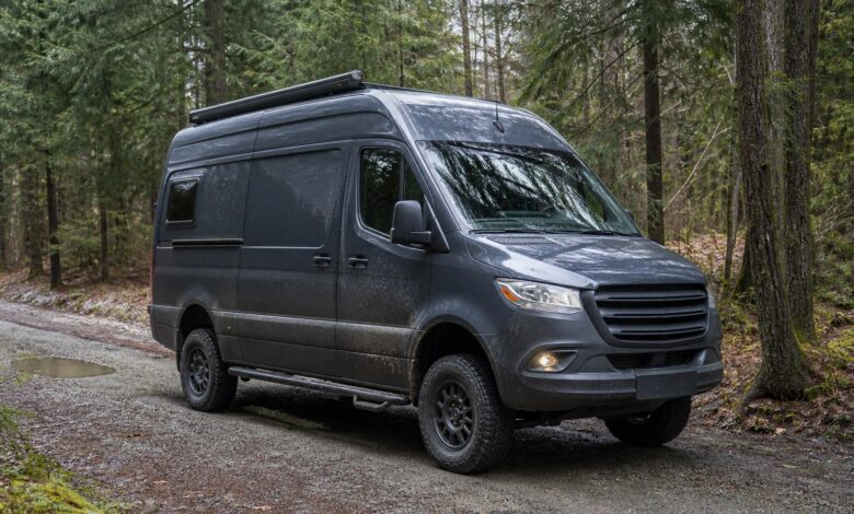 Hymer Grand Canyon S Allrad-Camper auf einem Waldweg