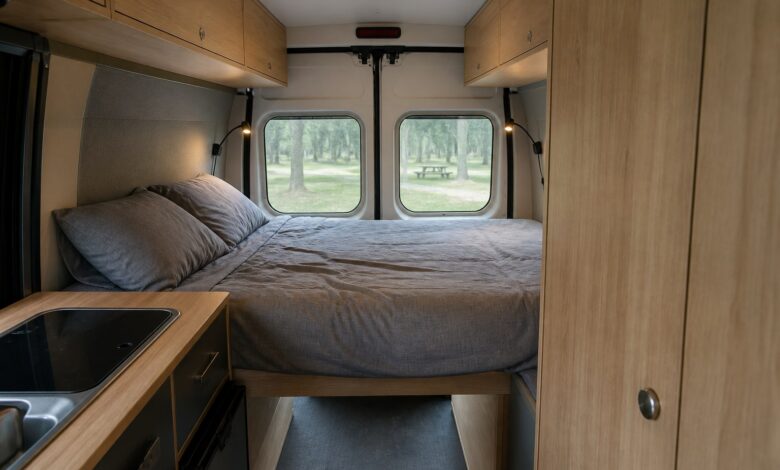 Querbett im Etrusco Van 600 DF Campingbus
