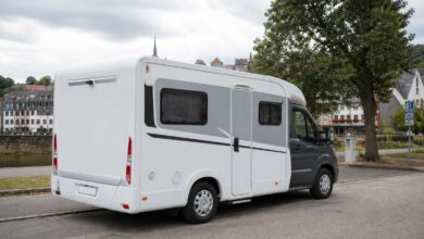 Schmales Etrusco V 6.6 SF Wohnmobil am Ortsrand