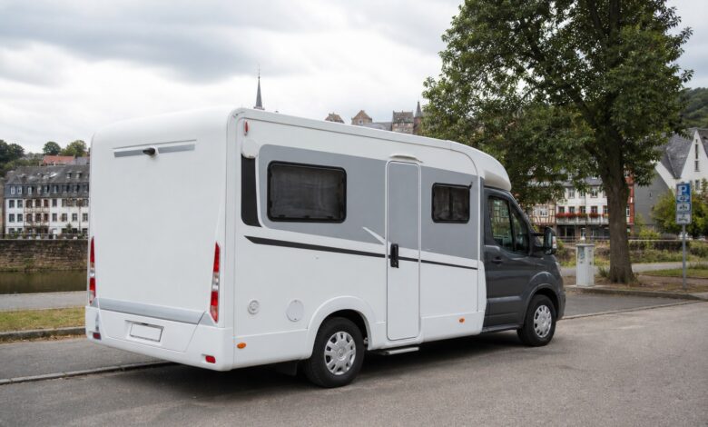 Schmales Etrusco V 6.6 SF Wohnmobil am Ortsrand
