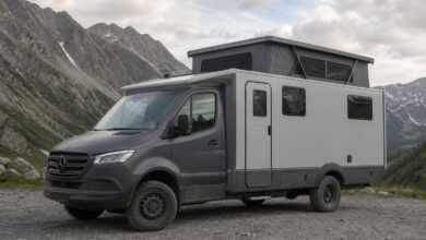 Hymer Venture S mit ausgefahrenem Schlafdach im Gebirge