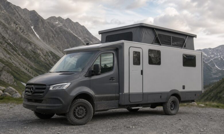 Hymer Venture S mit ausgefahrenem Schlafdach im Gebirge