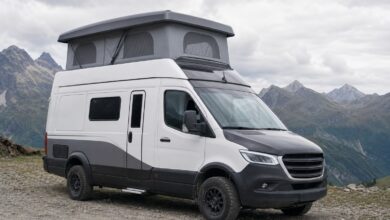 Hymercar Free 600 Campus mit geöffnetem Aufstelldach im Gebirge