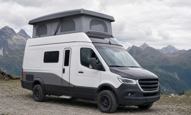 Hymercar Free 600 Campus mit geöffnetem Aufstelldach im Gebirge