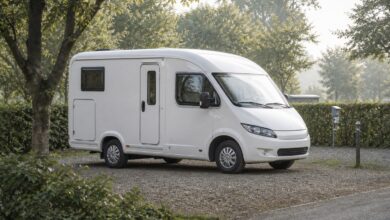 Kompaktes Hymer Exsis-T 474 Wohnmobil auf einem Campingplatz