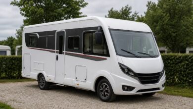 Kompakter LMC Explorer 585 Sportsline auf einem Campingplatz