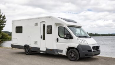 Weißes Pilote P696D Sensation Wohnmobil an einem See
