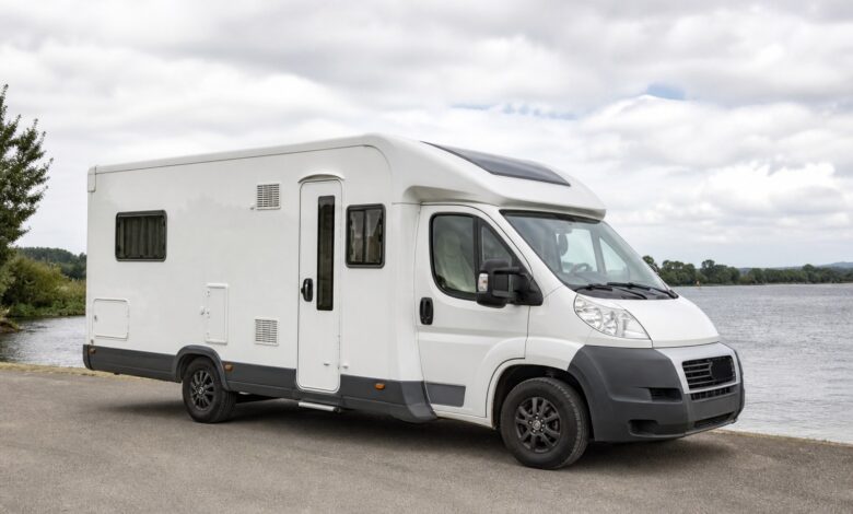 Weißes Pilote P696D Sensation Wohnmobil an einem See