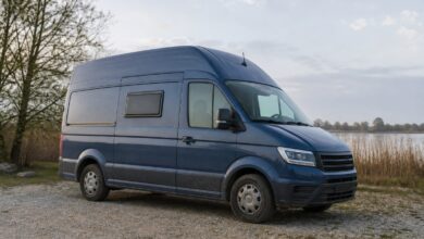 Blauer Pössl P2 Relax Campingbus an einem See