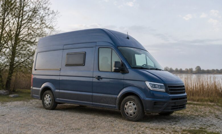 Blauer Pössl P2 Relax Campingbus an einem See