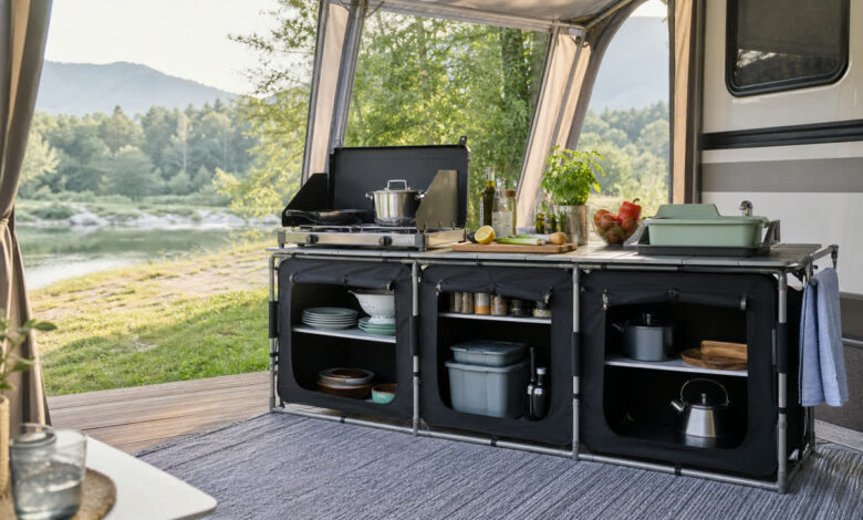 Mobile Campingküche mit faltbaren Möbeln im Vorzelt