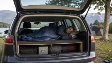 Im Auto schlafen: Reisender auf ebener Liegefläche in einem Kombi