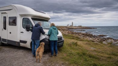 Paar mit Hund und Wohnmobil an der bretonischen Atlantikküste