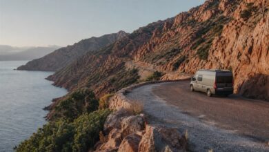 Campervan auf einer Küstenstraße auf Korsika
