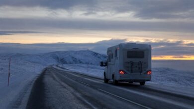 Wohnmobil auf winterlicher Straße zum Nordkap