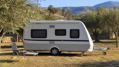 Wohnwagen auf einem Campingplatz in Andalusien im Winter