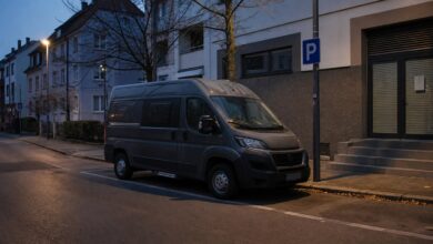 Diskreter Campervan beim legalen Nachtparken in einer Stadt