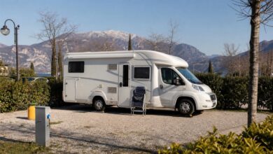Wohnmobil auf einem gepflegten Campingplatz in Norditalien im Winter
