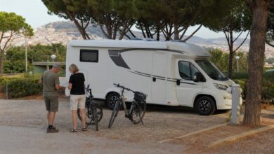 Wohnmobil und Fahrräder auf einem Campingplatz bei Barcelona