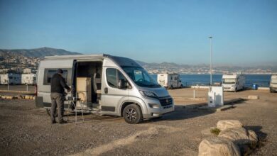 Campervan auf einem Küstenstellplatz bei Málaga
