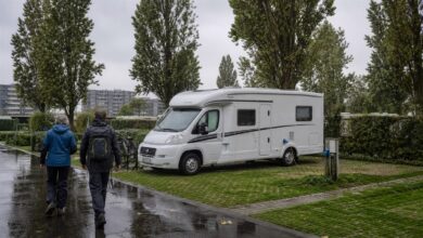 Wohnmobil auf einem regnerischen Stadtcampingplatz in Amsterdam