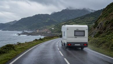 Wohnmobil auf einer Küstenstraße in Nordspanien