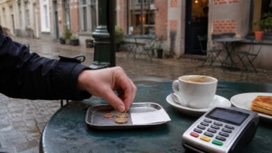 Euro-Münzen als Trinkgeld in einem belgischen Café