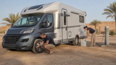 Reisende versorgen ihr Wohnmobil auf einem Campingplatz in Tunesien