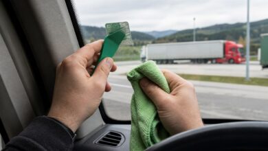Alte Vignette wird vorsichtig von der Windschutzscheibe entfernt
