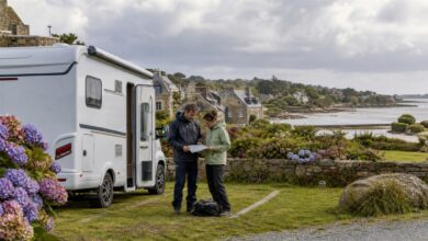 Paar plant einen Ausflug vom Campingplatz in der Bretagne
