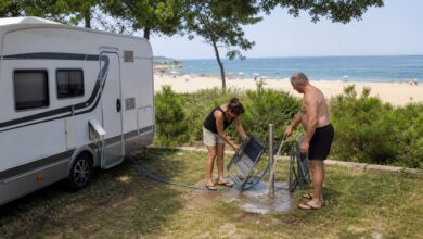 Camper reinigen Strandstühle auf einem Campingplatz in Bulgarien