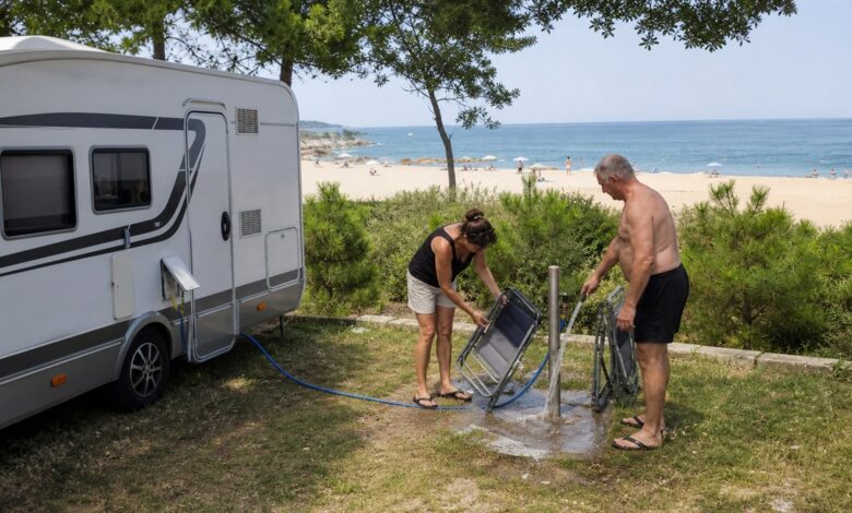 Camper reinigen Strandstühle auf einem Campingplatz in Bulgarien