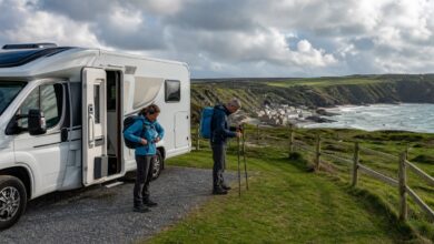 Reisende bereiten eine Küstenwanderung in Cornwall vor