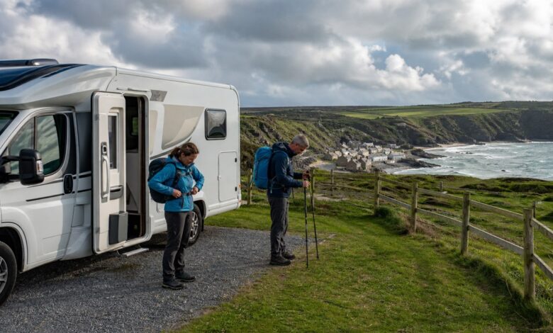 Reisende bereiten eine Küstenwanderung in Cornwall vor