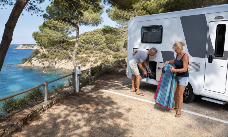 Reisende packen Strandausrüstung am Wohnmobil an der Costa Brava