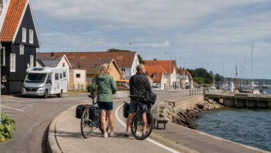 Urlauber erkunden mit Fahrrädern einen dänischen Küstenort