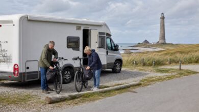 Wohnmobilreisende bereiten Fahrräder für eine Tour in Dänemark vor