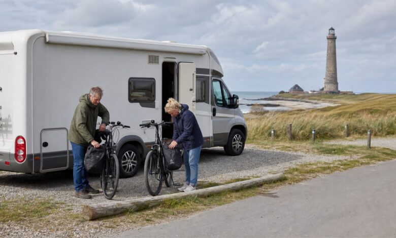 Wohnmobilreisende bereiten Fahrräder für eine Tour in Dänemark vor