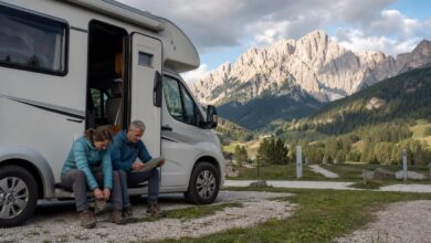 Wohnmobilreisende bereiten eine Wanderung in den Dolomiten vor