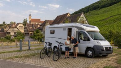Wohnmobilreisende planen eine Fahrradtour durch das Elsass