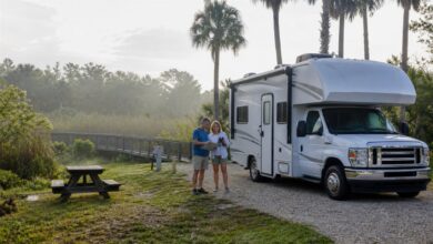 Paar plant eine Wohnmobil-Rundreise durch Florida