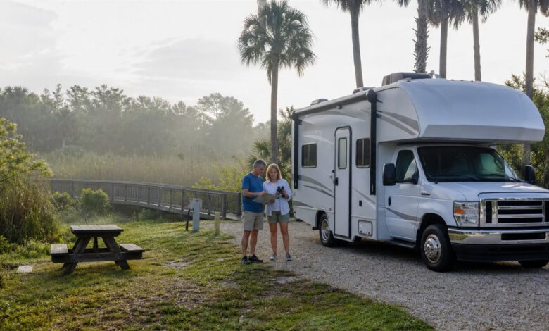 Paar plant eine Wohnmobil-Rundreise durch Florida