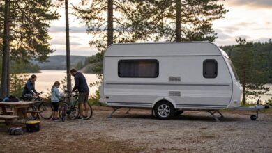 Familie mit Wohnwagen und Fahrrädern auf einem Campingplatz in Tschechien