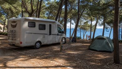 Wohnmobil und Zelt auf einem Campingplatz an der kroatischen Adria