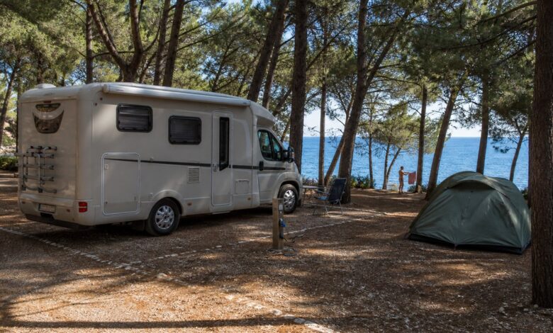 Wohnmobil und Zelt auf einem Campingplatz an der kroatischen Adria