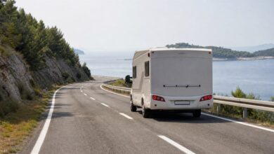 Wohnmobil auf einer Küstenstraße in Kroatien