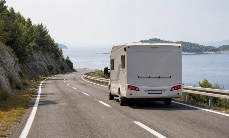 Wohnmobil auf einer Küstenstraße in Kroatien