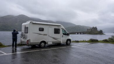 Wohnmobil an einem schottischen Loch im Regen