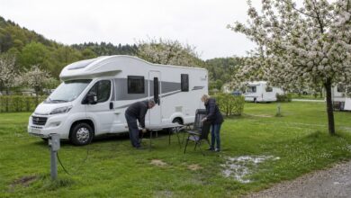 Wohnmobil auf einem frühlingshaften Campingplatz zu Pfingsten